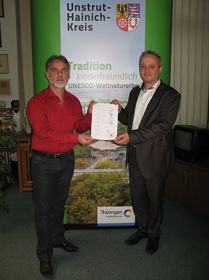 Landrat Harald Zanker und Matthias Deichstetter nach der Unterzeichnung (v. l.) (Foto: Foto:	)