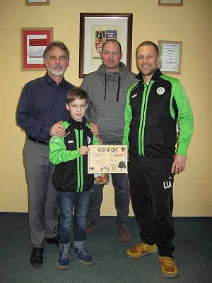 (v.l.): Landrat Harald Zanker, Louis Aschenbach, Martin Thomalla und Uwe Aschenbach bei der Scheck&uuml;bergabe. (Foto: Foto: Landratsamt)