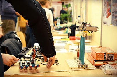 Automatische Tafelreiniger, mechanische H&auml;nde, Studien, Untersuchungen und Experimente - an der Hochschule konnte der Nachwuchs zeigen was auch in jungen Jahren m&ouml;glich ist (Foto: Tina Bergknapp)