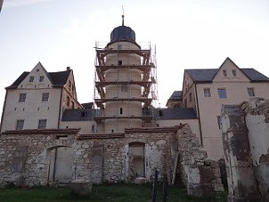 Auf Schloss Kannawurf haben die Restaurierungsarbeiten begonnen. In der Bildmitte der bereits wiederhergestellte Uhrenturm. (Foto: Schloss Kannawurf)