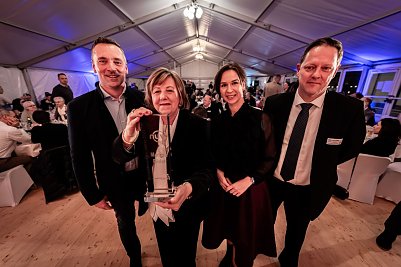 Niels Neu (Vorsitzender NUV), Unternehmerin des Jahres 2025 Martina R&ouml;der, Laudatorin Carolin Gerbothe (MdL) und Michael Tallai (Gesch&auml;ftsf&uuml;hrer FUNKE Medien Gruppe Th&uuml;ringen) (Foto: Christoph Keil)