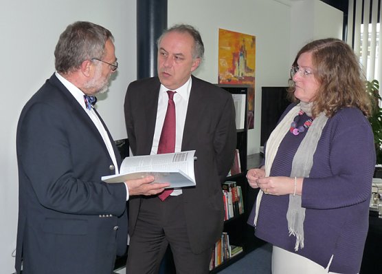 Übergabe Klimakonzept (Foto: Karl-Heinz Herrmann) Übergabe Klimakonzept (Foto: Karl-Heinz Herrmann)