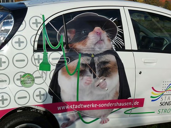 &Uuml;bergabe Fahrzeug (Foto: Karl-Heinz Herrmann)