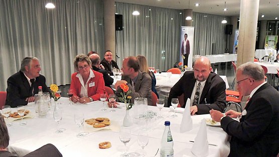 Mit Parlamentariern im Gespräch (Foto: H.-P. Lippert) Mit Parlamentariern im Gespräch (Foto: H.-P. Lippert)