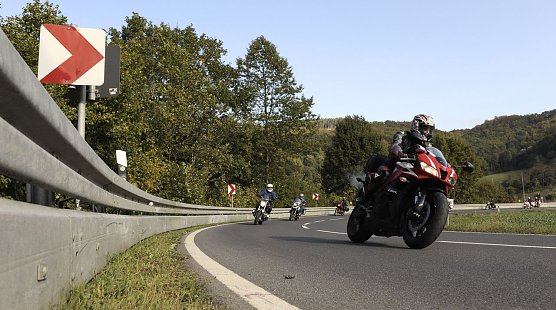 Fit in die Motorradsaison: Mit defensiver Fahrweise nicht ins Rutschen kommen. (Foto: ADAC)