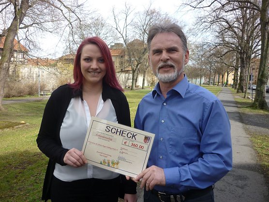Foto: Landrat Harald Zanker und die angehende Erzieherin Katharina Bickel bei der Scheck&uuml;bergabe. (Foto: Landratsamt)