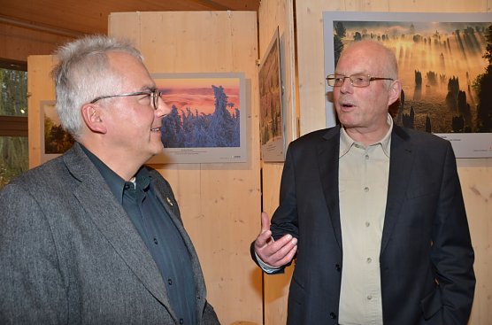 Fotograf Norbert Rosing im Gespr&auml;ch mit Nationalparkleiter Manfred Gro&szlig;mann bei der Er&ouml;ffnung der Sonderausstellung im Nationalparkzentrum. (Foto: Nationalparkverwaltung)