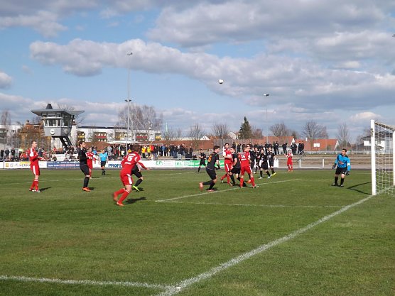 Einige der wenigen Strafraumszenen der zweiten Halbzeit war eine Ecke f&uuml;r die Gastgeber, die aber keine Gefahr brachte.  (Foto: Foto: Mix)
