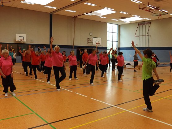 Vor dem Beginn der Wettbewerbe gab es eine intensive Erw&auml;rmung. (Foto: Foto: Mix)