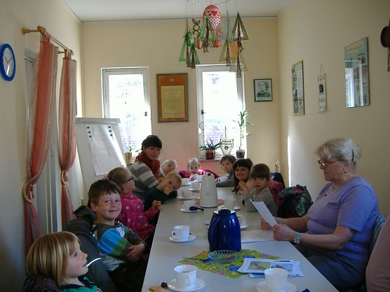 Marlies K&uuml;hr hatte den Kindern ihre Tierfabeln und Tiergeschichten mitgebracht. (Foto: Foto: Frauenzentrum)