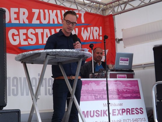 Alexander Scharf von der IG Metall bei seinen Gru&szlig;worten. (Foto: Foto: Mix)