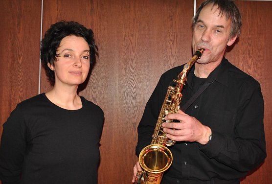 Die Geschichtenerz&auml;hlerin Antje Horn und der Saxophonist Klaus Wegener gastieren am Baumkronenpfad.   (Foto: Foto: Agentur)