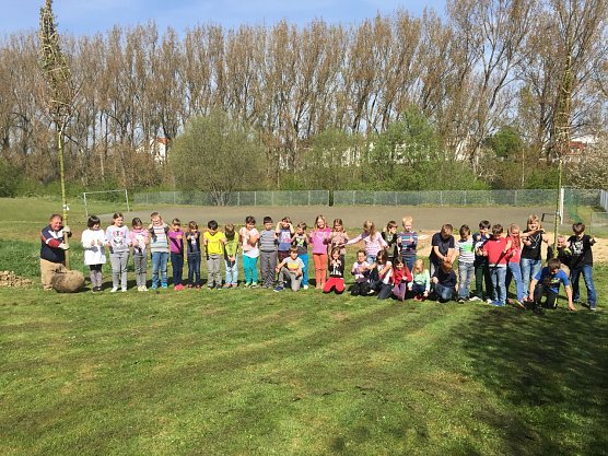 Bis die B&auml;ume Platz auf dem Schulhof finden, werden sie erst einmal in der Nachbarschaft aufgestellt. (Foto: Foto: Landratsamt)