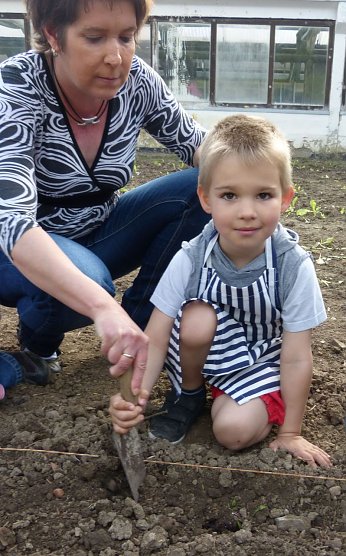 Der junge Mann machte sich gut als k&uuml;nftiger G&auml;rtner.  (Foto: Foto: Landratsamt)