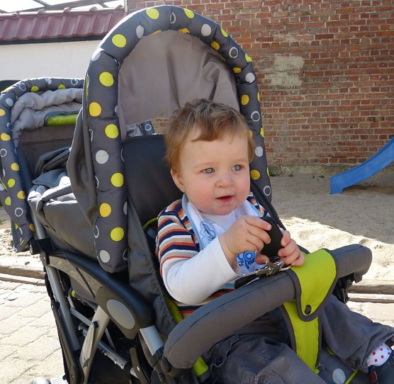 Der neue Geschwisterwagen ist f&uuml;r die junge Mutter eine gro&szlig;e Hilfe. (Foto: Foto: Landratsamt)