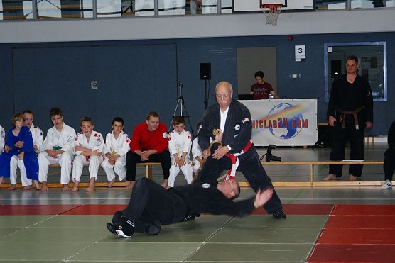 Gro&szlig;meister Dr. Peter Jonscher (7. Dan) in Aktion.  (Foto: Foto: Verein)
