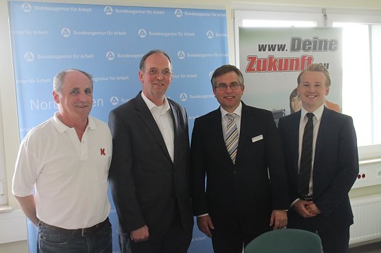 v.l.: die Spediteure Ralf B&ouml;ttcher und Dieter Redemann, Agenturleiter Karsten Frob&ouml;se und Marcel K&uuml;bler vom Berufsbildungszentrum Verkehr (Foto: Angelo Glashagel)