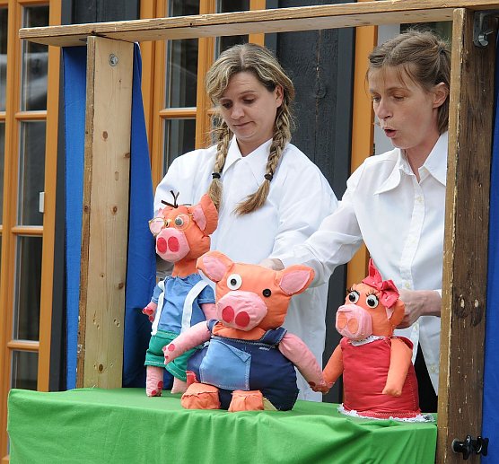 Diana Fl&ouml;tenmeier und Astrid Bang hauchen den Schweinchen Leben ein.  (Foto: Foto: 3k)