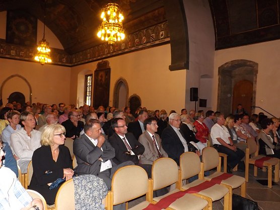 Die Rathaushalle zeigte sich an diesem Abend gut gef&uuml;llt. (Foto: Foto: Mix)