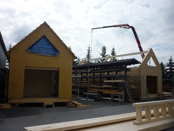 Zu sehen sind das fast fertige Chalet in Holzrahmenbauweise neben dem gerade begonnenen zweiten Haus.   (Foto: Foto: Landratsamt)