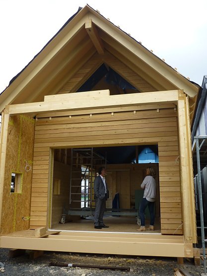 Landrat Harald Zanker und Sabine Jonuscheit beim Rundgang durch das erste Chalet. (Foto: Foto: Landratsamt)