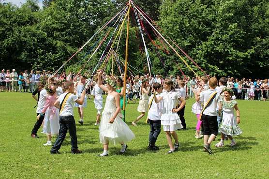 Zu jedem Brunnenfest geh&ouml;ren auch die traditionellen Brunnenfestt&auml;nze. (Foto: Foto: Stadtverwaltung)