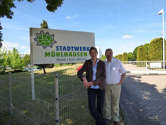 Die Gesch&auml;ftsf&uuml;hrung der Stadtwerke pr&auml;sentiert die neuen Firmenschilder. (Foto: Foto: Stadtwerke)