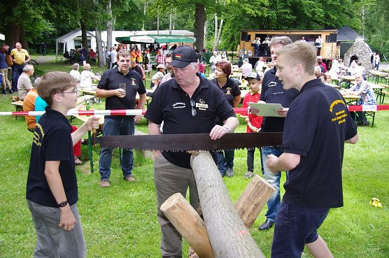 Das Holzs&auml;gen ist ein traditioneller Wettbewerb der M&uuml;hlh&auml;user Holzfahrt. (Foto: Foto: Glenn Meyer)