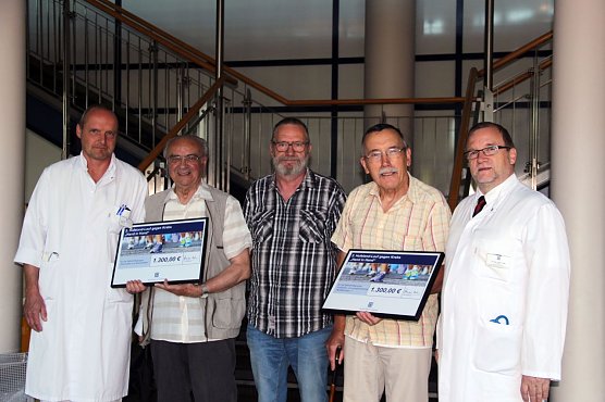 Chefarzt Dr. med. Peter Ihle und Chefarzt Dr. med. Frank Lange &uuml;bergaben zwei Schecks in einer Gesamth&ouml;he von 2.600,00 Euro an die Selbsthilfegruppen. (Foto: Foto: Klinikum)