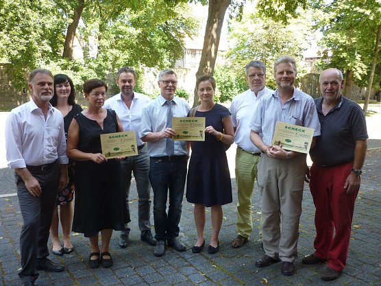 Vertreter der drei Vereine nahmen die Spendenschecks von den Vorstandsmitgliedern der B&uuml;rgerstiftung dankend in Empfang.  (Foto: Foto: Landratsamt)
