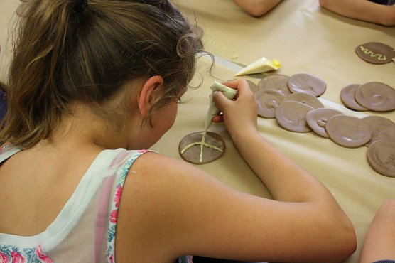 In Oldisleben bemalten alle in der Goethe Schokoladentaler Manufaktur mit unterschiedlich schmeckender Schokolade kleine Taler.  (Foto: Foto:Kreissportjugend)
