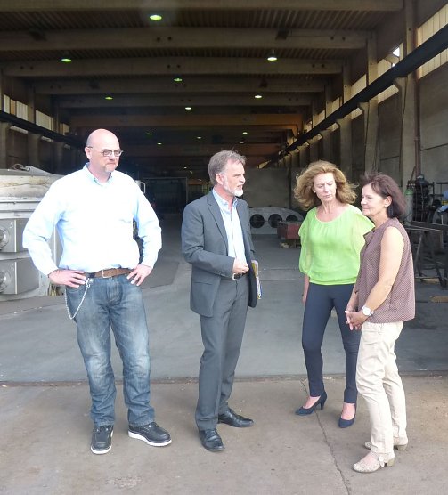 (v.l.) Gesch&auml;ftsf&uuml;hrer Volkmar Klaus, Landrat Harald Zanker, Juliane Probst von der Agentur f&uuml;r Arbeit sowie Astrid Sommer vom Jobcenter UHK bei der Werksbesichtigung. (Foto: Foto: Landratsamt)