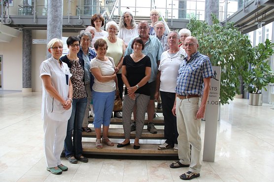 Die Gr&uuml;nen Damen und Herren der Hufeland Klinikum GmbH und der Sch&ouml;n Klinik Bad Staffelstein gemeinsam mit Frau Fischer-Mogk (erste Reihe links) und der evangelischen Klinikseelsorgerin Frau Pfarrerin Seeber (letzte Reihe links). (Foto: Foto: Klinikum)