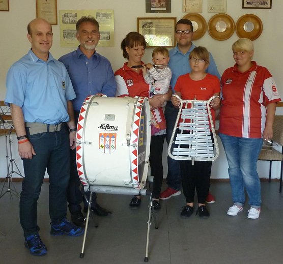 Gro&szlig;e Freude beim Langensalzaer Spielmannszug, denn mit dem Lottogeld k&ouml;nnen neue Instrumente angeschafft werden. (Foto: Foto: Landratsamt)