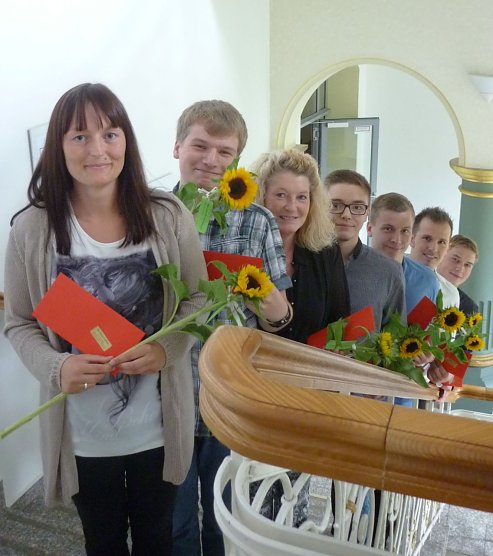 (v.l.) Nadin Deistung, Christopher Herz, Veronika Israel, Julian Gebhardt, Florian Meyer, Andr&eacute; Hettenhausen und Dennis Schreiber nahmen stolz ihre Arbeitsvertr&auml;ge in Empfang.  (Foto: Foto: Landratsamt)