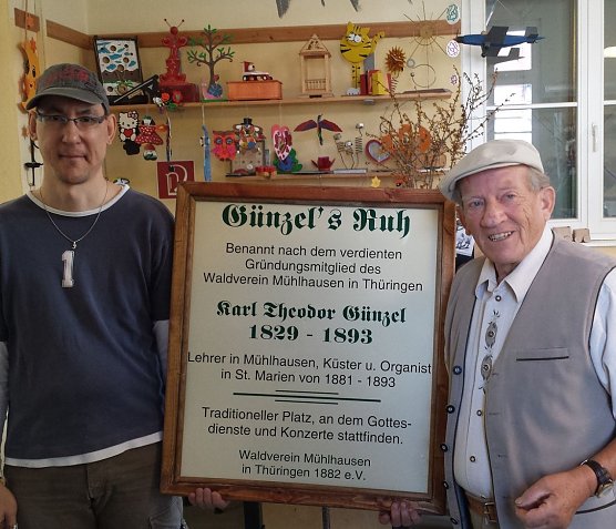 Erhard Spie&szlig; vom Waldverein M&uuml;hlhausen (rechts im Bild) freute sich &uuml;ber das neue Schild.  (Foto: Foto: Stadtverwaltung)