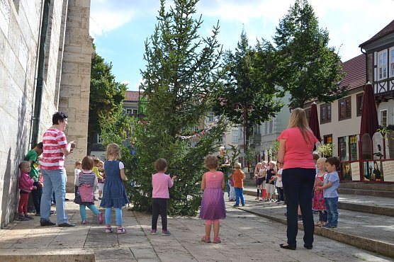 Kinder der Kita Elisabeth von Th&uuml;ringen schm&uuml;cken den Kirmesbaum auf dem Kornmarkt. (Foto: Foto: Stadtverwaltung)