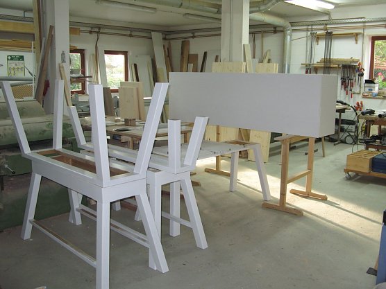 In der Werkstatt von Knut V&ouml;lkerling: Zu sehen sind K&uuml;chenschr&auml;nke und Badm&ouml;bel, die individuell f&uuml;r die hainichh&ouml;fe&reg; an der Fuchsfarm angefertigt werden. (Foto: Foto: Landratsamt)