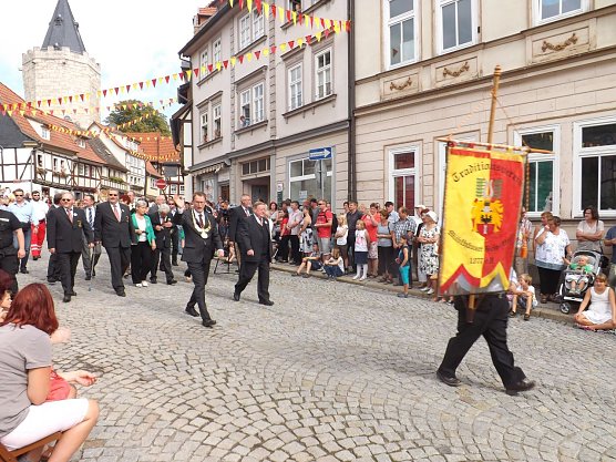 Die Ehreng&auml;ste an der Spitze des Umzuges. (Foto: Foto: Mix)