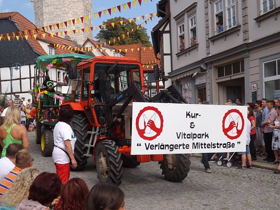 Die Kirmesgemeinde Mittelstra&szlig;e macht auf den neuen Standort aufmerksam. (Foto: Foto: Mix)