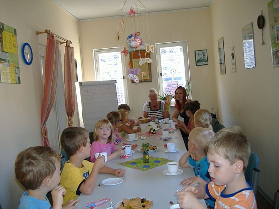 Aufmerksam verfolgten die Kinder die Erlebnisse der Wildkatze im Hainich.  (Foto: Foto: privat)
