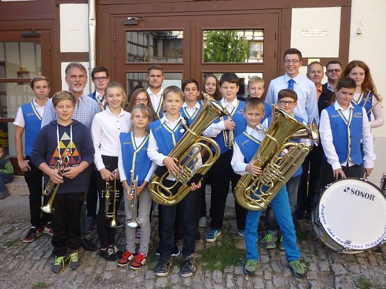 Die Kinder des Jugendblasorchesters freuen sich auf die neuen Musikinstrumente. (Foto: Foto: Landratsamt)