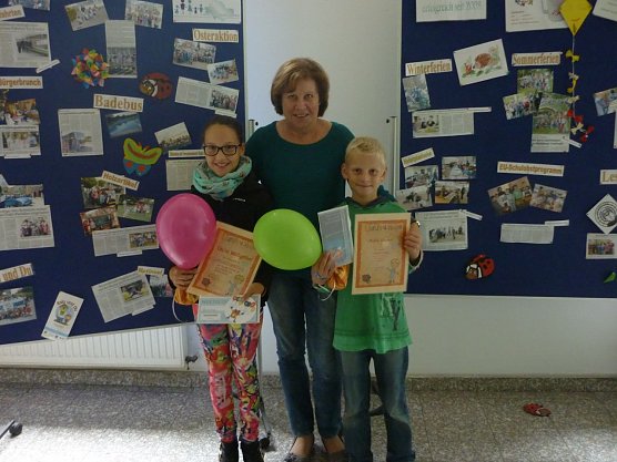 Birgit Schmidt vom Kinderfreundlichen Landkreis und die Kinder, die den Weitflugwettbewerb gewonnen haben. (Foto: Foto: Landratsamt)