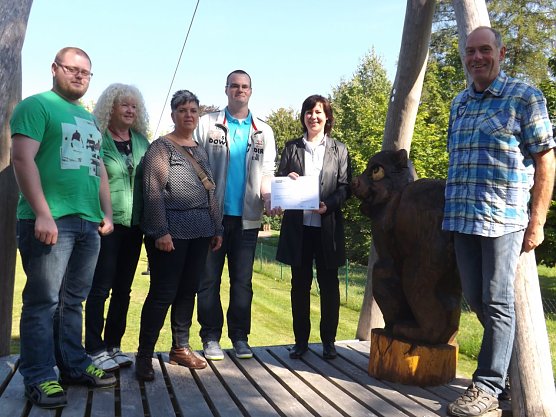 Gemeinsam mit der Geldspende wurde auch die lebensgro&szlig;e Holzskulptur eines Braunb&auml;ren an das Hospiz &uuml;bergeben. (Foto: Foto: Mix)