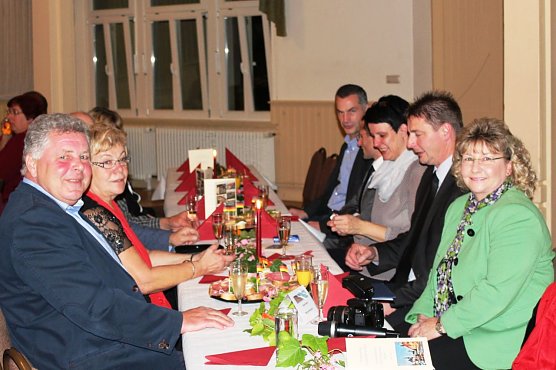 Annette Lehmann (r.) geh&ouml;rte zu den Ehreng&auml;sten der Festveranstaltung in Herbsleben. (Foto: Foto: privat)
