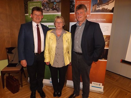 Der neue Vorstand: Stellvertreter Martin Fromm, Gesch&auml;ftsf&uuml;hrer der Wirtschaftsbetriebe M&uuml;hlhausen GmbH und Karola Hunstock, Vorsitzende der Verwaltungsgemeinschaft Hainich-Werratal sowie Vorstand (Foto: Foto: Mix)