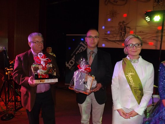   Klaus-Peter Oertel und Jeremy Schmalz waren &auml;ltester und j&uuml;ngster Ehrenamtler des Abends. (Foto: Foto: Mix)