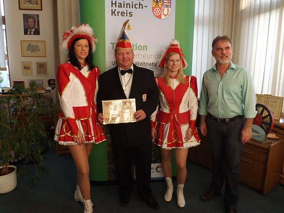 Die Gardem&auml;dchen Isabel Wohlert (r.) und Franziska Mei&szlig;ner und der 1. Beisitzer des Elferrates, Alexander Boberg nahmen den symbolischen Scheck aus den H&auml;nden des Landrates entgegen.  (Foto: Foto: Mix)