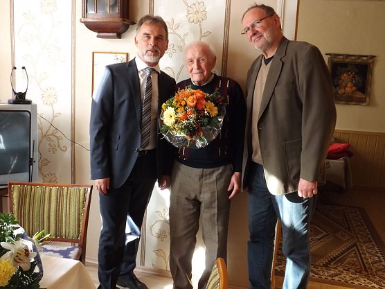 Als Gratulanten zu Oskar R&uuml;mplers 101. Geburtstag kamen auch Landrat Harald Zanker und Gro&szlig;engotterns B&uuml;rgermeister Thomas Karnofka. (Foto:  Foto: mix)