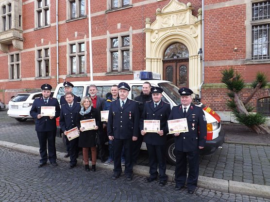 Insgesamt 1.800 Euro aus dem Sponsorenfonds nahmen die Vertreter von sechs Feuerwehren des Unstrut-Hainich-Kreises am Donnerstag entgegen. (Foto:  Foto:mix)